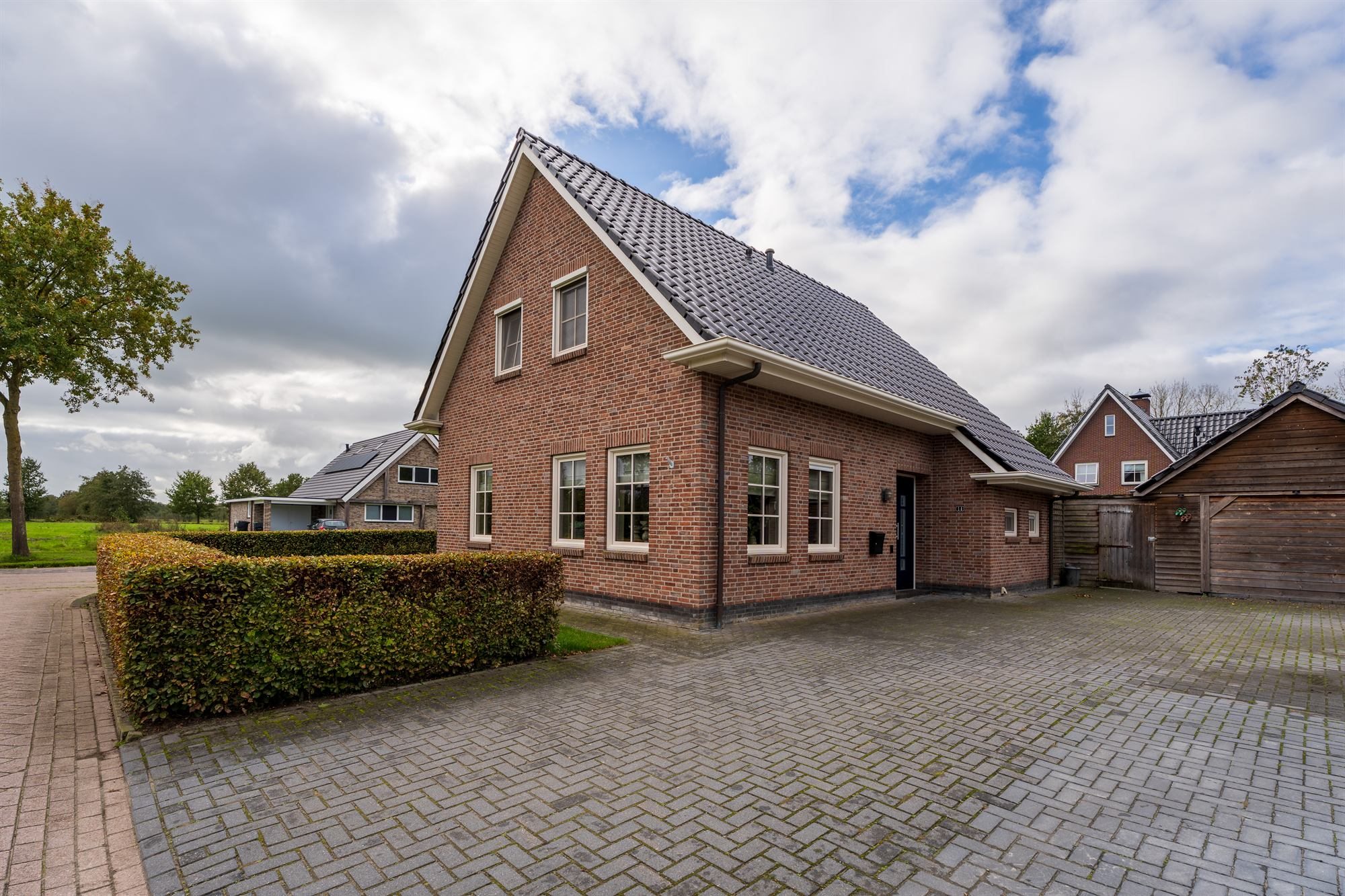 Voorzijde van de woning met oprit