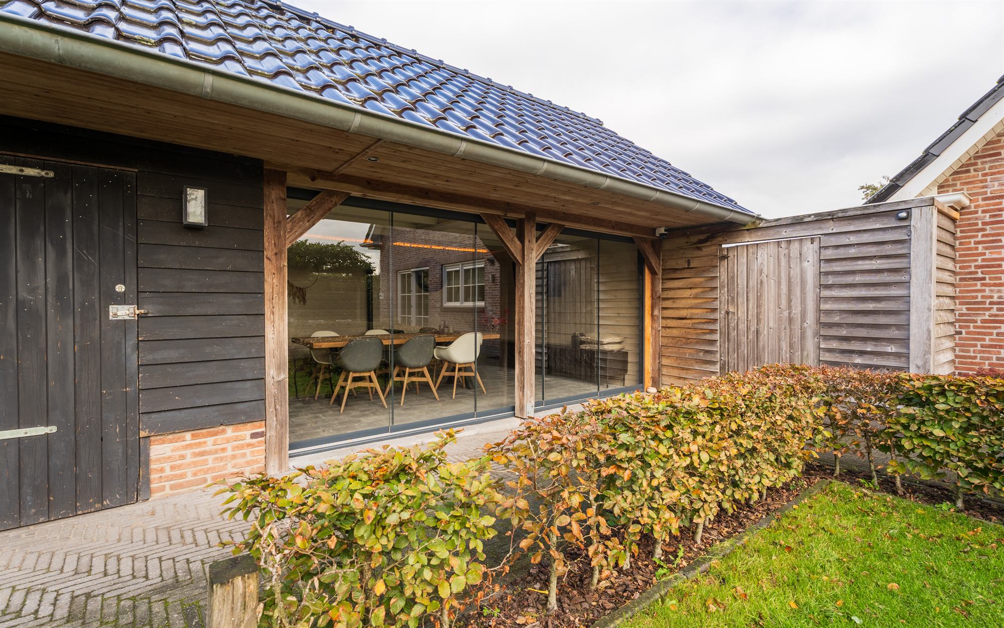 Veranda met glazen schuifwand en eethoek